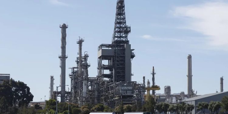 El precio del petróleo WTI de Texas subió 1.52 dólares pendiente de las tensiones en el estrecho de Ormuz.