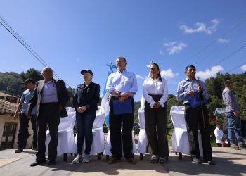 Presidente y autoridades visitan el inicio de los trabajos de pavimentación en San Carlos Sija, Quetzaltenango. (Foto: Gilber García)