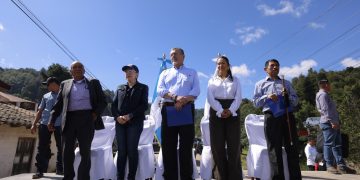 Presidente y autoridades visitan el inicio de los trabajos de pavimentación en San Carlos Sija, Quetzaltenango. (Foto: Gilber García)