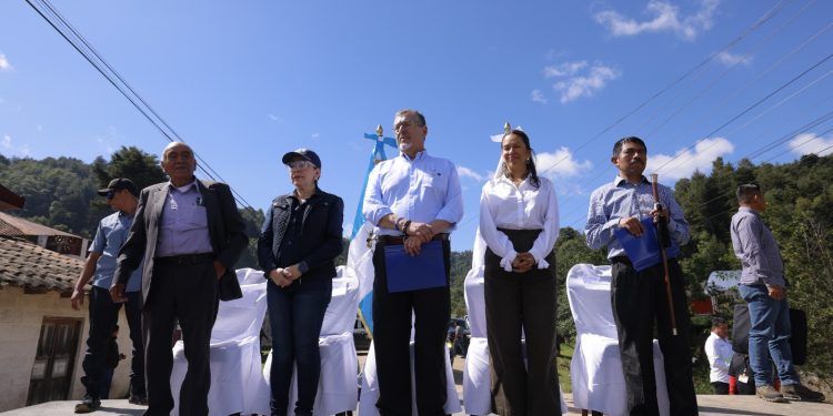 Presidente y autoridades visitan el inicio de los trabajos de pavimentación en San Carlos Sija, Quetzaltenango. (Foto: Gilber García)