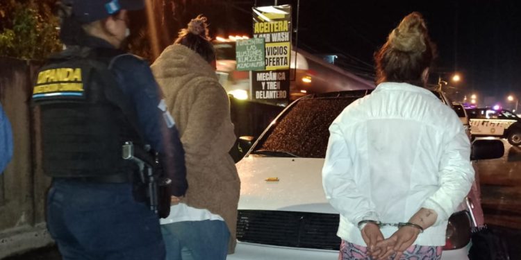 Las detenidas fueron identificadas como Alisson N, de 31 años, y Katherine N, de 35 años. / Foto: PNC