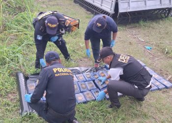 Decomiso de 72 paquetes de cocaína que eran transportados de manera oculta en un camión. / Foto: PNC