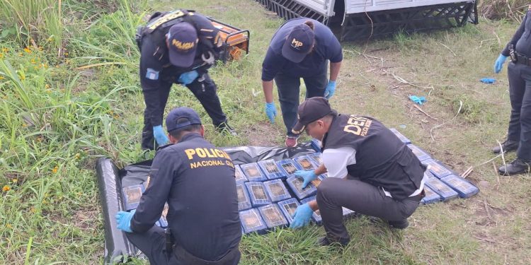 Decomiso de 72 paquetes de cocaína que eran transportados de manera oculta en un camión. / Foto: PNC