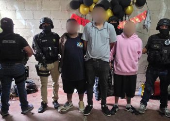 Durante el operativo, los agentes también capturaron a tres hombres señalados de participar en el plagio o secuestro de la víctima. / Foto: PNC
