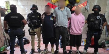 Durante el operativo, los agentes también capturaron a tres hombres señalados de participar en el plagio o secuestro de la víctima. / Foto: PNC