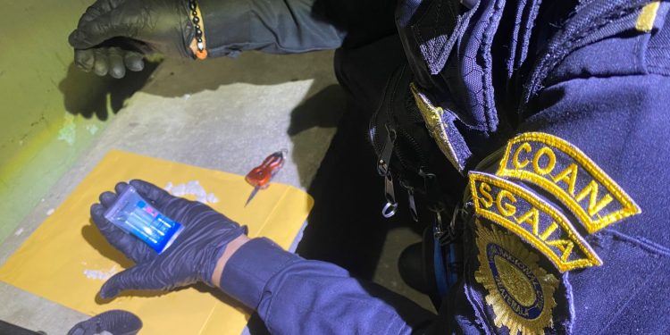 Droga incautada en vehículo durante operativos. / Foto: PNC