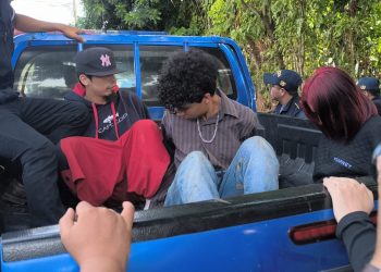 PNC logró la captura de tres presuntos integrantes de la mara Barrio 18 durante allanamiento, / Foto; PNC