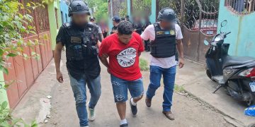 El detenido fue identificado como Uriel Hernández, de 25 años, conocido con los alias de Racca o Shaka. / Foto: PNC
