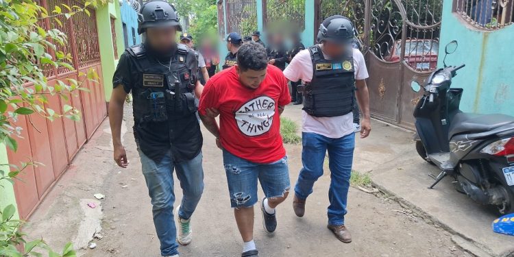 El detenido fue identificado como Uriel Hernández, de 25 años, conocido con los alias de Racca o Shaka. / Foto: PNC