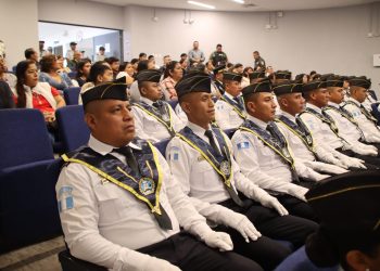 Como parte de la ceremonia de graduación, se llevó a cabo la colocación de insignias a los nuevos docentes policiales. / Foto: PNC