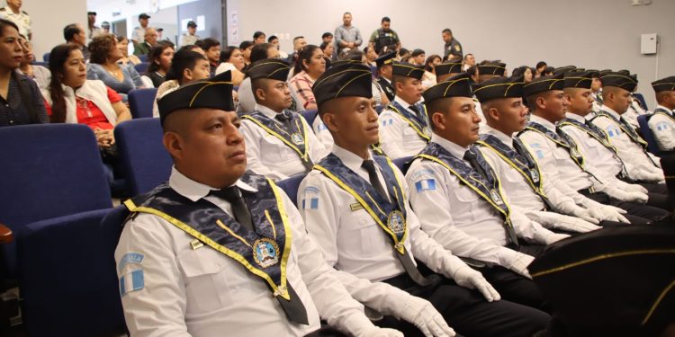 Como parte de la ceremonia de graduación, se llevó a cabo la colocación de insignias a los nuevos docentes policiales. / Foto: PNC