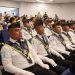 Como parte de la ceremonia de graduación, se llevó a cabo la colocación de insignias a los nuevos docentes policiales. / Foto: PNC