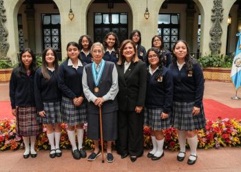 Otorgan Orden Vicepresidencial a María del Carmen Pérez Arrivillaga