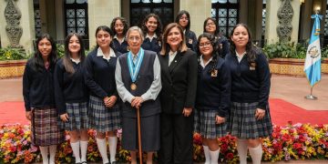 Otorgan Orden Vicepresidencial a María del Carmen Pérez Arrivillaga