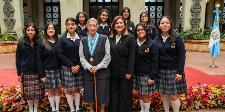 Otorgan Orden Vicepresidencial a María del Carmen Pérez Arrivillaga