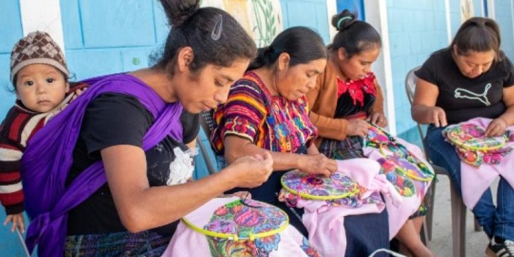 Mujeres de San Marcos y Chiquimula fortalecen sus capacidades productivas con la beca social./Foto: Mides.