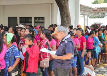 Familias de Chiquimula reciben bono social como parte de las acciones de inclusión y desarrollo