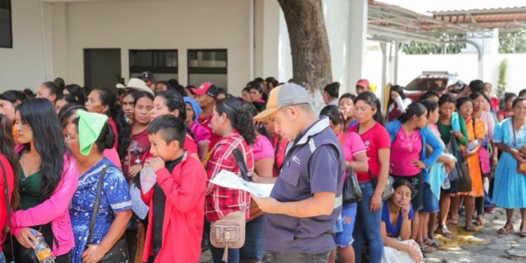 Familias de Chiquimula reciben bono social como parte de las acciones de inclusión y desarrollo