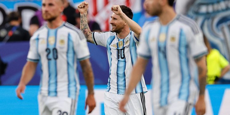Con un Messi sublime, Argentina derrota al descanso a Argelia