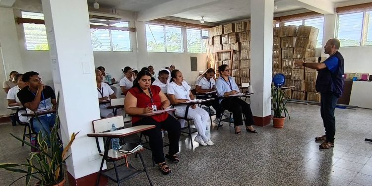 Fortalecen las capacidades del personal de salud del Hospital de Melchor de Mencos. (Foto: MSPAS)