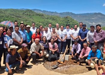 Colocan primera piedra para la construcción de la nueva Escuela de Quejá en San Cristóbal Verapaz