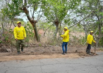 Covial ejecuta mantenimiento vial en ruta RD-REU-17 de Champerico