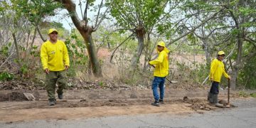 Covial ejecuta mantenimiento vial en ruta RD-REU-17 de Champerico
