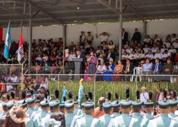 Gobernadora de Alta Verapaz acompaña desfile estudiantil en el marco de CarchaFer 2026