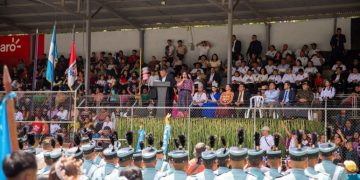 Gobernadora de Alta Verapaz acompaña desfile estudiantil en el marco de CarchaFer 2026