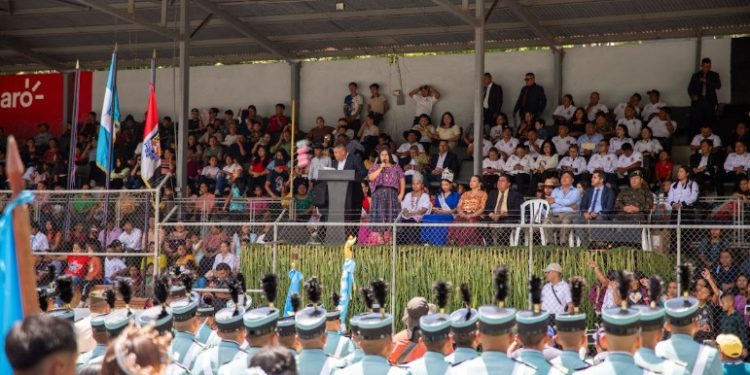 Gobernadora de Alta Verapaz acompaña desfile estudiantil en el marco de CarchaFer 2026