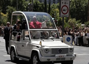 130 mil personas reciben al papa en las calles de Madrid en su primer día en España