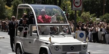 130 mil personas reciben al papa en las calles de Madrid en su primer día en España