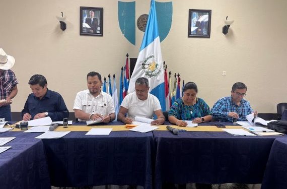 Seguimiento de proyectos de agua potable, educación e infraestructura vial en Chisec