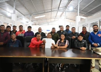 Firman convenios de infraestructura comunitaria, orientados al mejoramiento de calles y sistemas de alcantarillado en Quetzaltenango