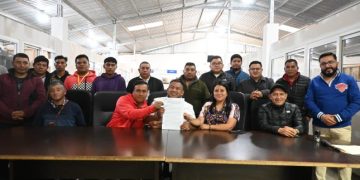 Firma convenios de infraestructura comunitaria, orientados al mejoramiento de calles y sistemas de alcantarillado en Quetzaltenango