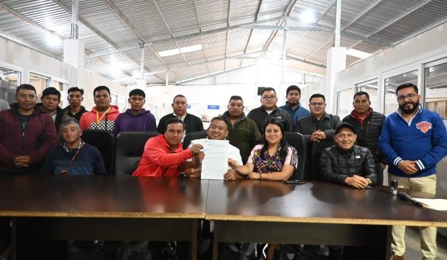 Firma convenios de infraestructura comunitaria, orientados al mejoramiento de calles y sistemas de alcantarillado en Quetzaltenango