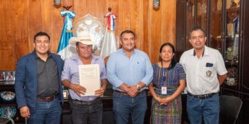 Firman convenio del proyecto de mejoramiento de camino rural de la aldea el Chagüite en Salamá