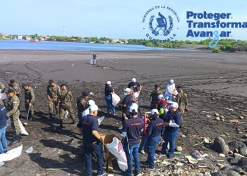 Exitosa jornada de limpieza ambiental en la bocabarra Zanjón Chilate, puerto de San José, Escuintla