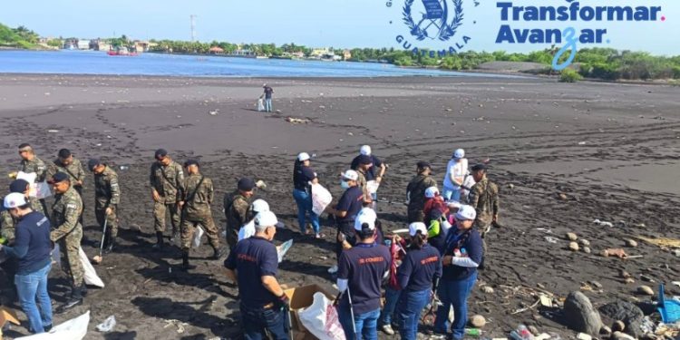 Exitosa jornada de limpieza ambiental en la bocabarra Zanjón Chilate, puerto de San José, Escuintla