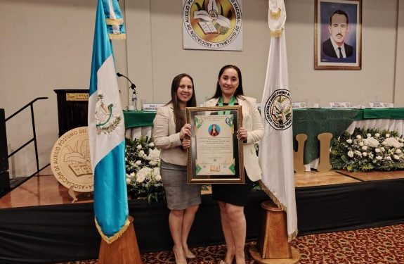 Entregan galardón a maestros destacados en Zacapa