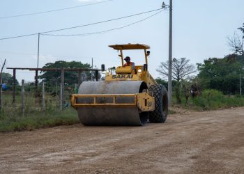 Dan seguimiento a trabajos de mantenimiento vial en ruta hacia San Luis, Petén