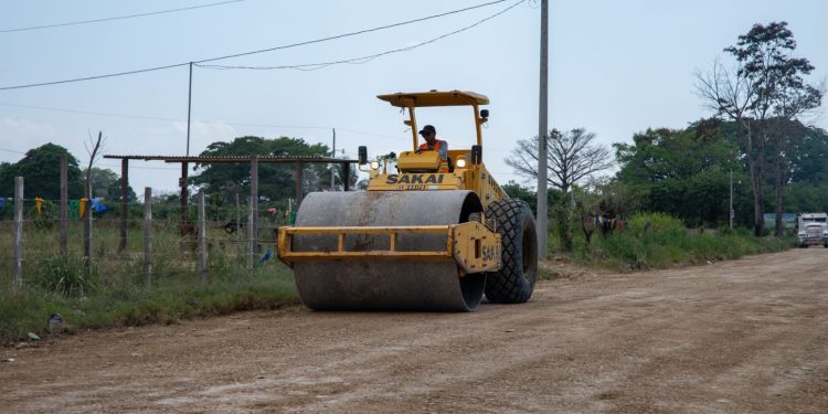 Dan seguimiento a trabajos de mantenimiento vial en ruta hacia San Luis, Petén