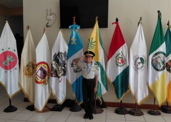 Niño comisario y jefe de la Comisaría 24 visita la Gobernación Departamental de Zacapa