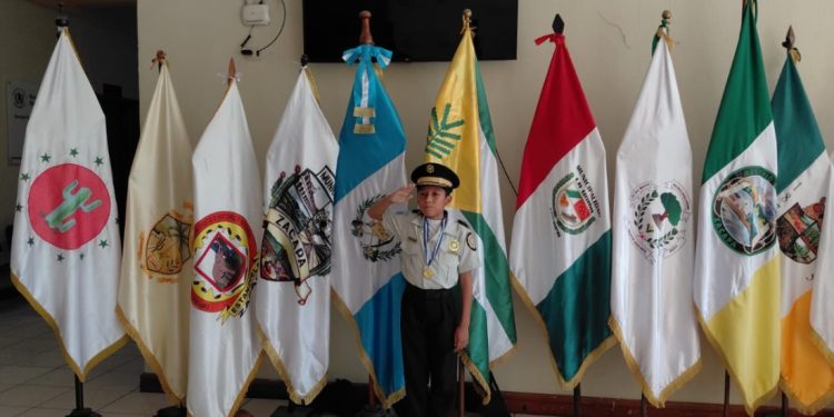 Niño comisario y jefe de la Comisaría 24 visita la Gobernación Departamental de Zacapa