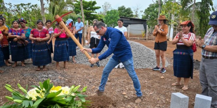 Colocan primera piedra de proyecto habitacional para familias de finca Mam Cajolá