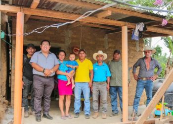 Supervisan la entrega de cemento para la construcción de pisos saludables en Tizarmaté, Camotán