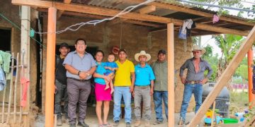 Supervisan la entrega de cemento para la construcción de pisos saludables en Tizarmaté, Camotán