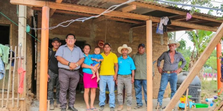 Supervisan la entrega de cemento para la construcción de pisos saludables en Tizarmaté, Camotán