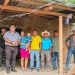 Supervisan la entrega de cemento para la construcción de pisos saludables en Tizarmaté, Camotán