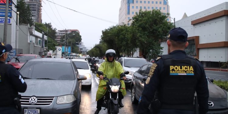 PNC desarrolla Plan Semáforo Seguro en distintos puntos de la ciudad capital